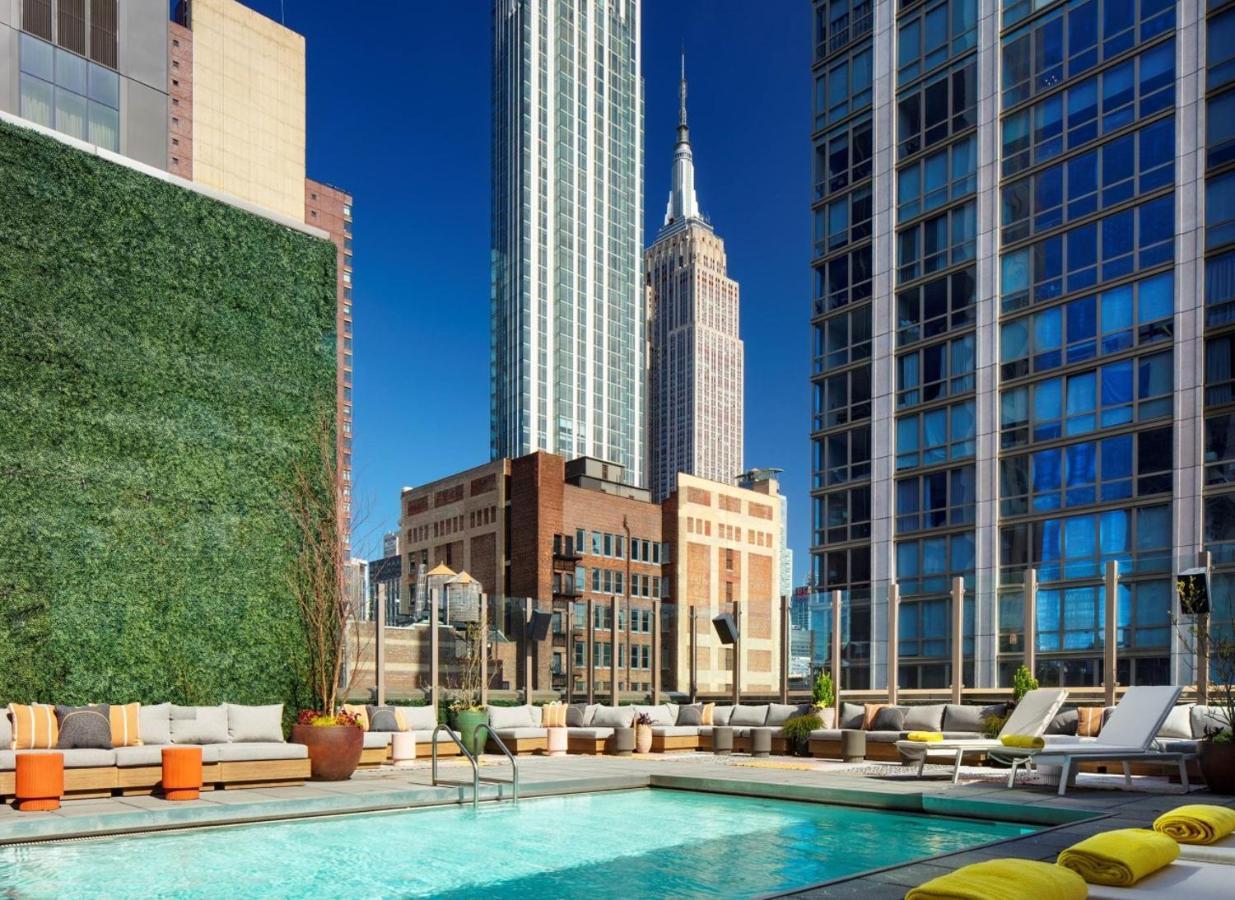 罗顿公园大道酒店 纽约 外观 照片 The rooftop pool at the Standard East Village