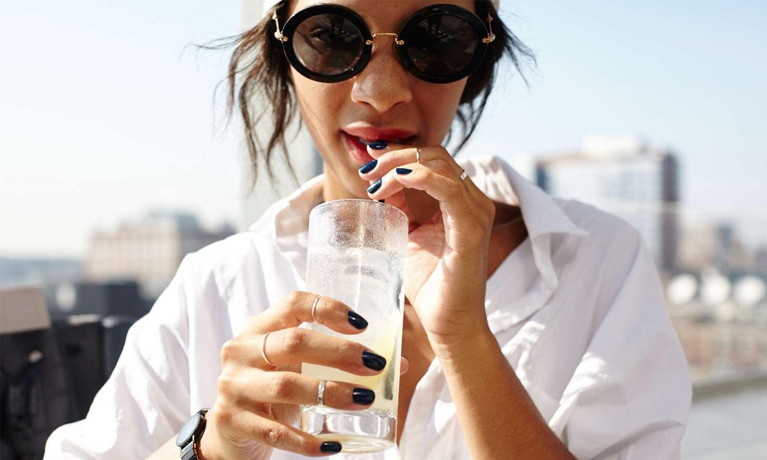 罗顿公园大道酒店 纽约 外观 照片 A woman drinking a glass of water