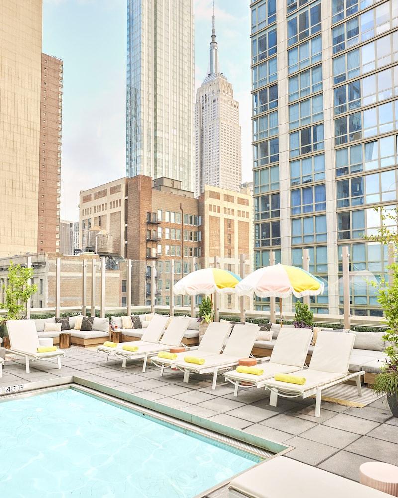 罗顿公园大道酒店 纽约 外观 照片 Rooftop pool at the Standard East Village